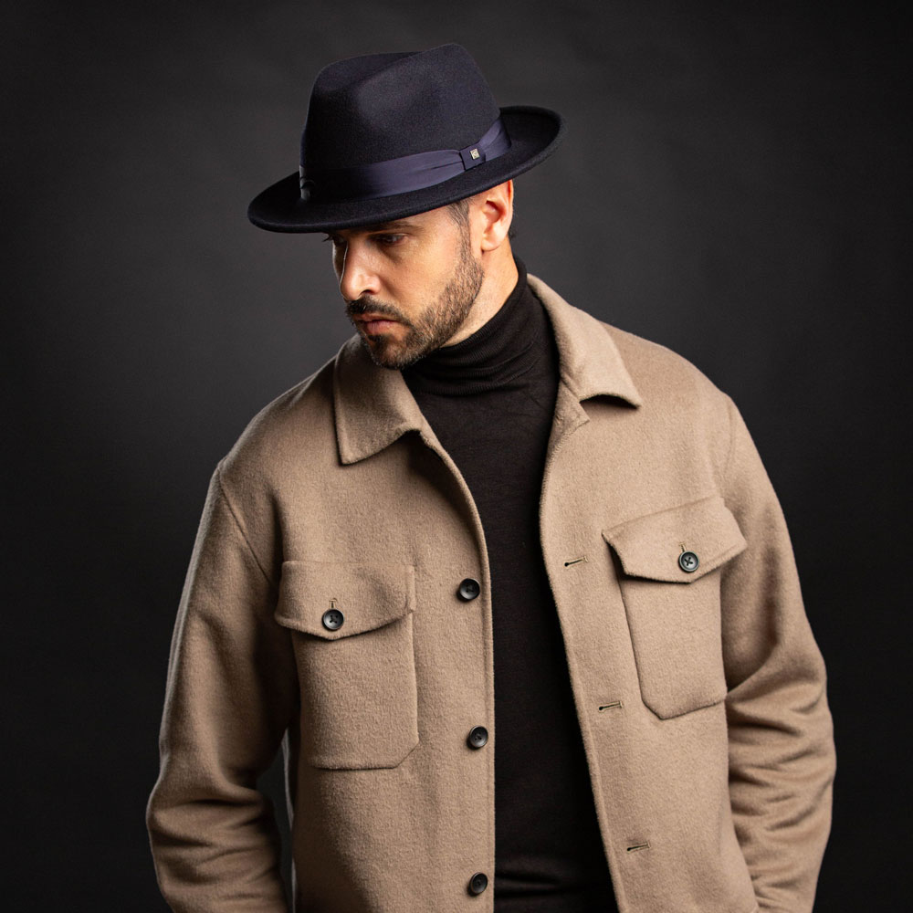 Fedora-Hut auf hellem Hintergrund